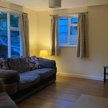 Cheerful 3 Bedroom Bungalow With Indoor Fire Place Gloucester Eksteriør billede