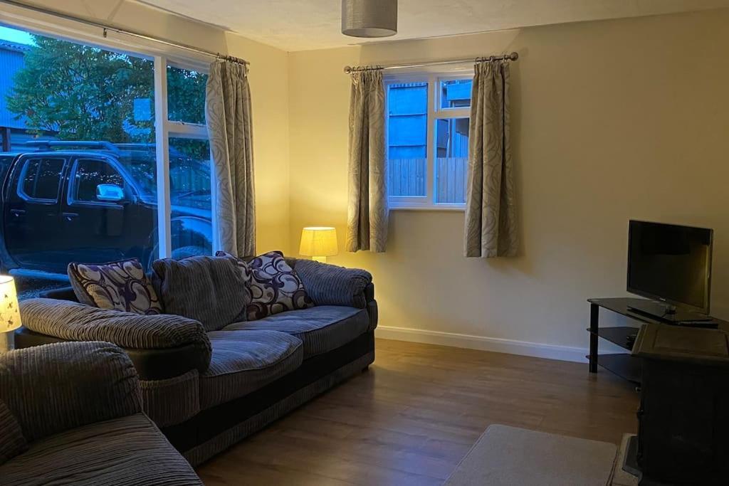 Cheerful 3 Bedroom Bungalow With Indoor Fire Place Gloucester Eksteriør billede