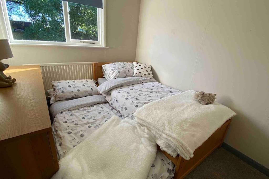Cheerful 3 Bedroom Bungalow With Indoor Fire Place Gloucester Eksteriør billede