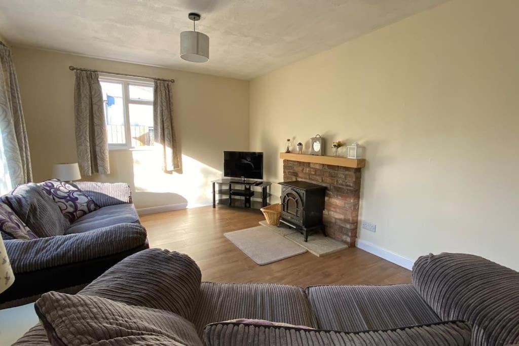 Cheerful 3 Bedroom Bungalow With Indoor Fire Place Gloucester Eksteriør billede