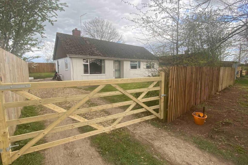 Cheerful 3 Bedroom Bungalow With Indoor Fire Place Gloucester Eksteriør billede