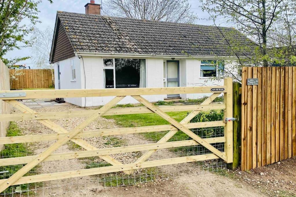 Cheerful 3 Bedroom Bungalow With Indoor Fire Place Gloucester Eksteriør billede