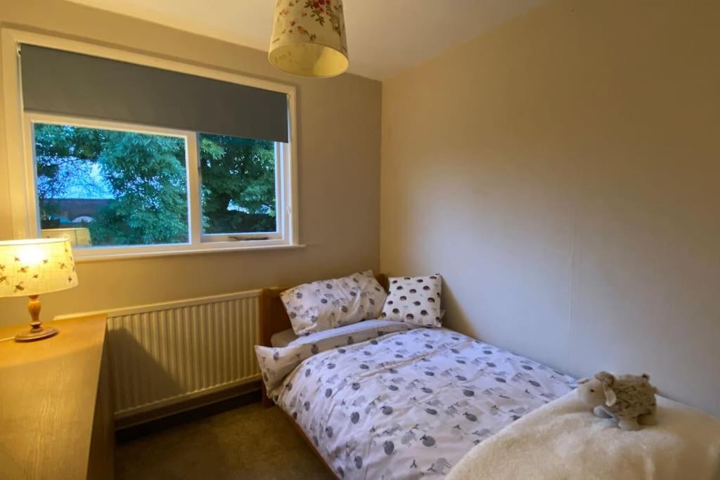 Cheerful 3 Bedroom Bungalow With Indoor Fire Place Gloucester Eksteriør billede