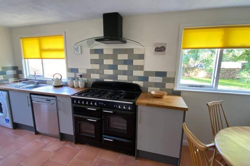 Cheerful 3 Bedroom Bungalow With Indoor Fire Place Gloucester Eksteriør billede