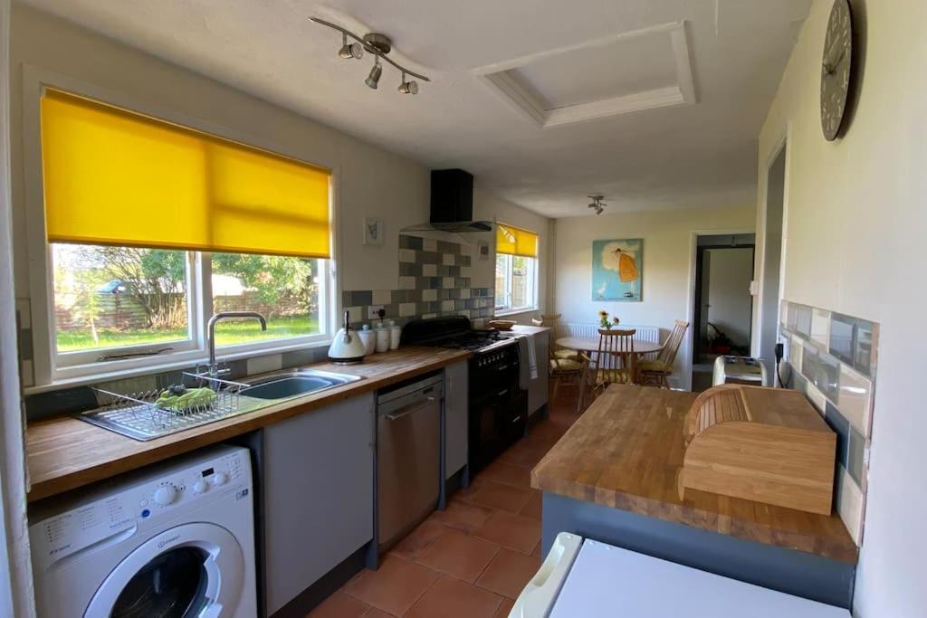 Cheerful 3 Bedroom Bungalow With Indoor Fire Place Gloucester Eksteriør billede