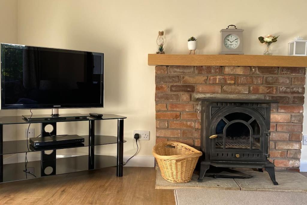 Cheerful 3 Bedroom Bungalow With Indoor Fire Place Gloucester Eksteriør billede