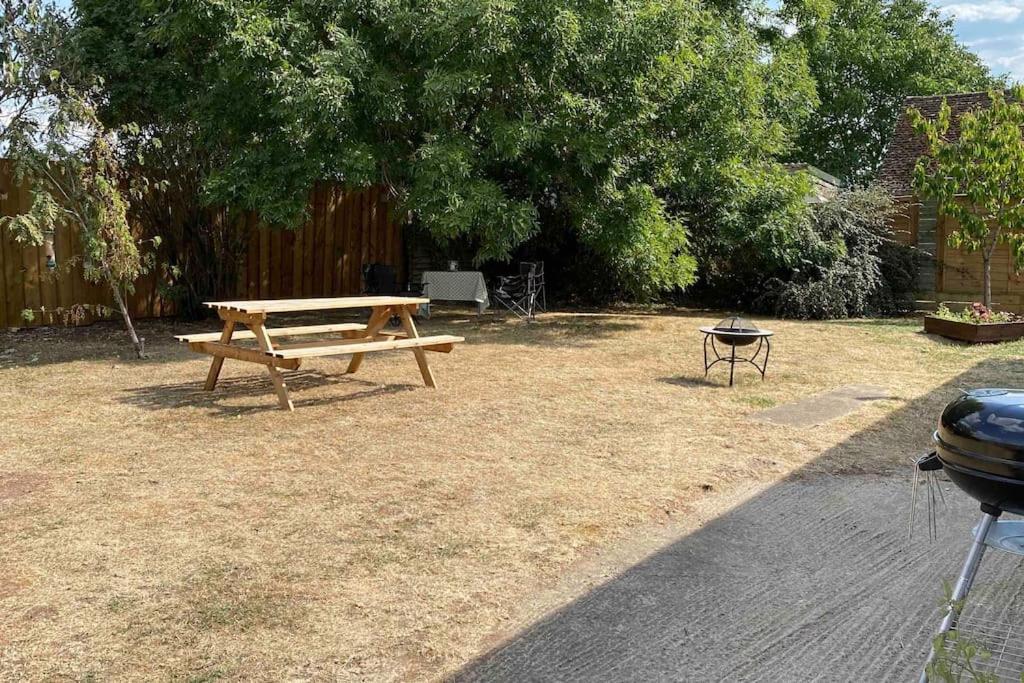 Cheerful 3 Bedroom Bungalow With Indoor Fire Place Gloucester Eksteriør billede