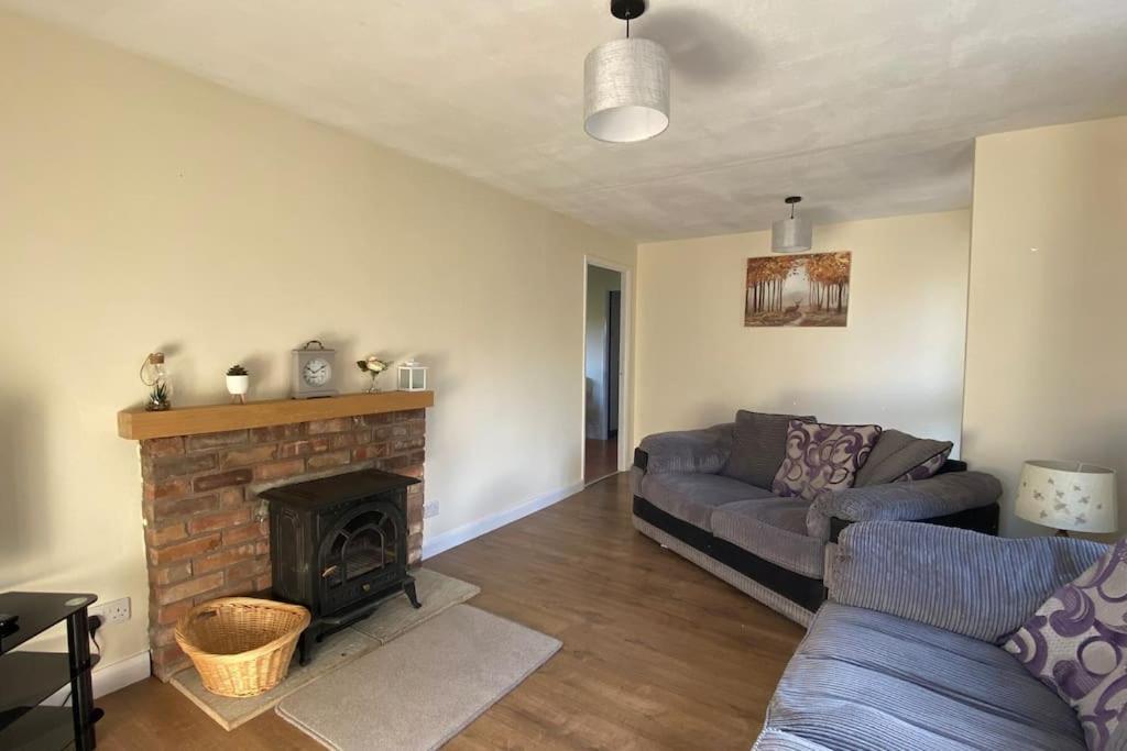 Cheerful 3 Bedroom Bungalow With Indoor Fire Place Gloucester Eksteriør billede